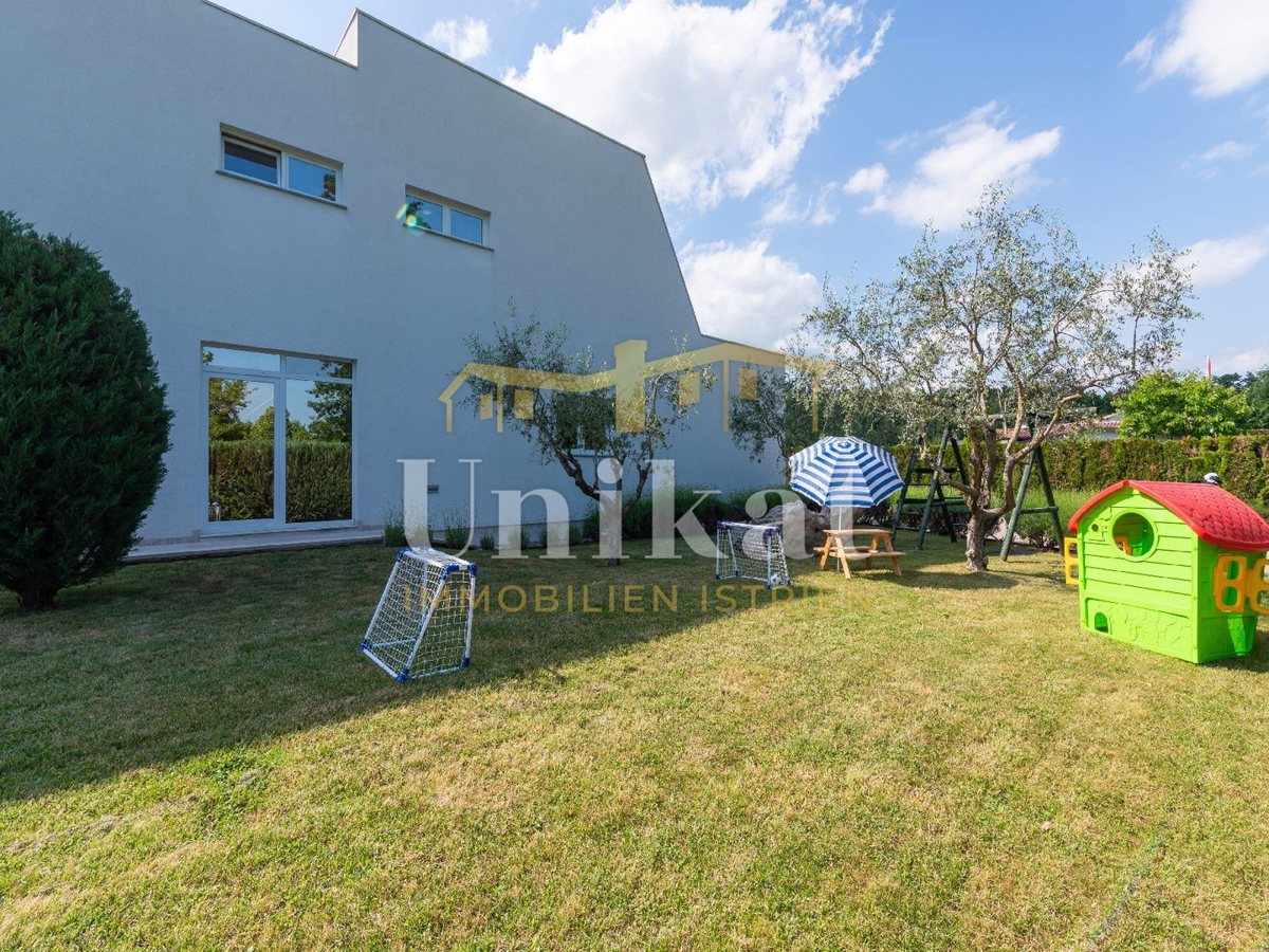 Villa moderna con piscina interna ed esterna